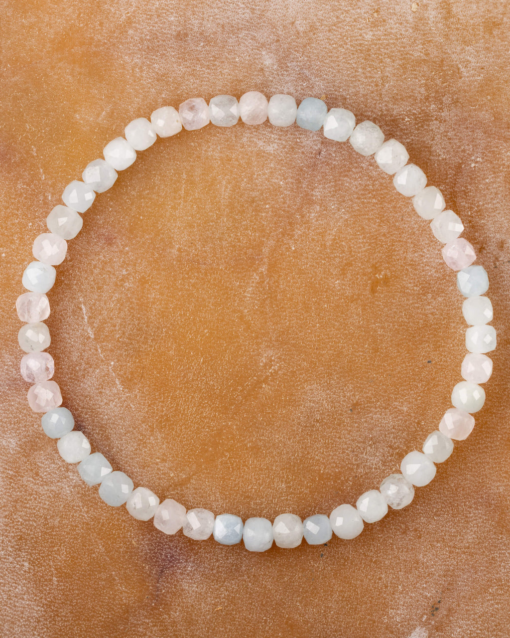 Pulsera de Morganita y Aguamarina, pieza completa sobre superficie clara