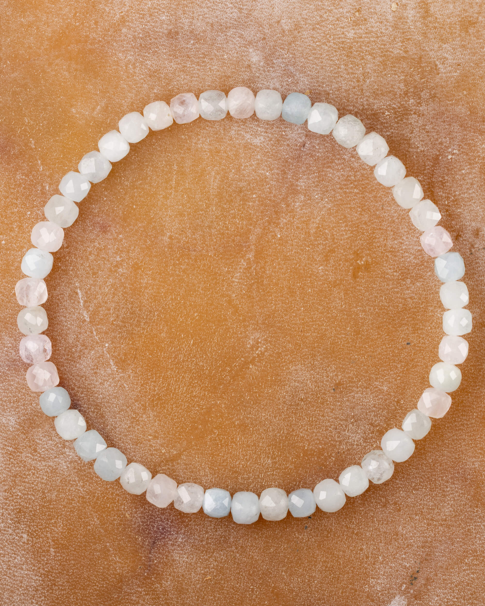 Pulsera de Morganita y Aguamarina, pieza completa sobre superficie clara