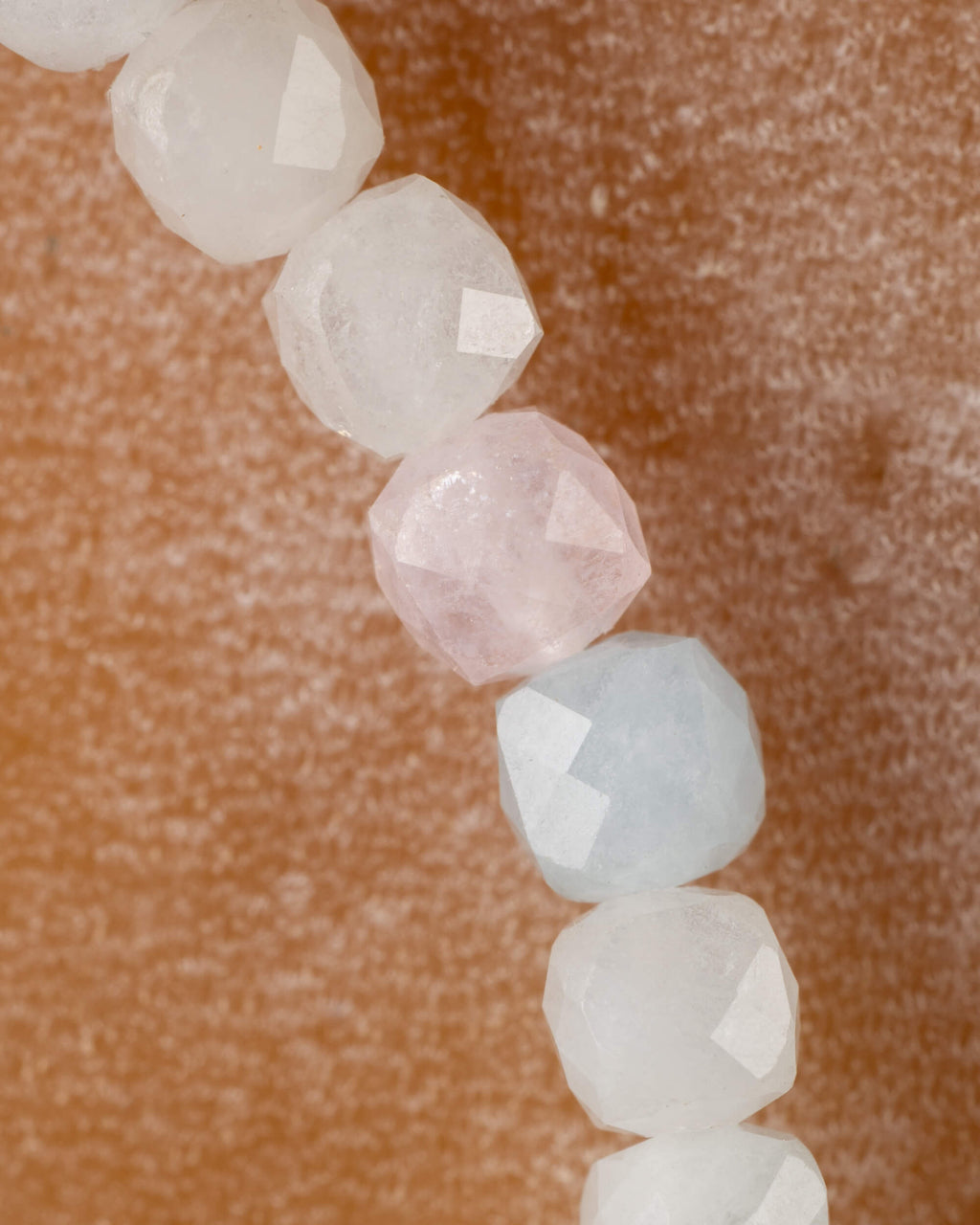 Detalle macro de las cuentas facetadas de Morganita y Aguamarina, tonos rosa y azul