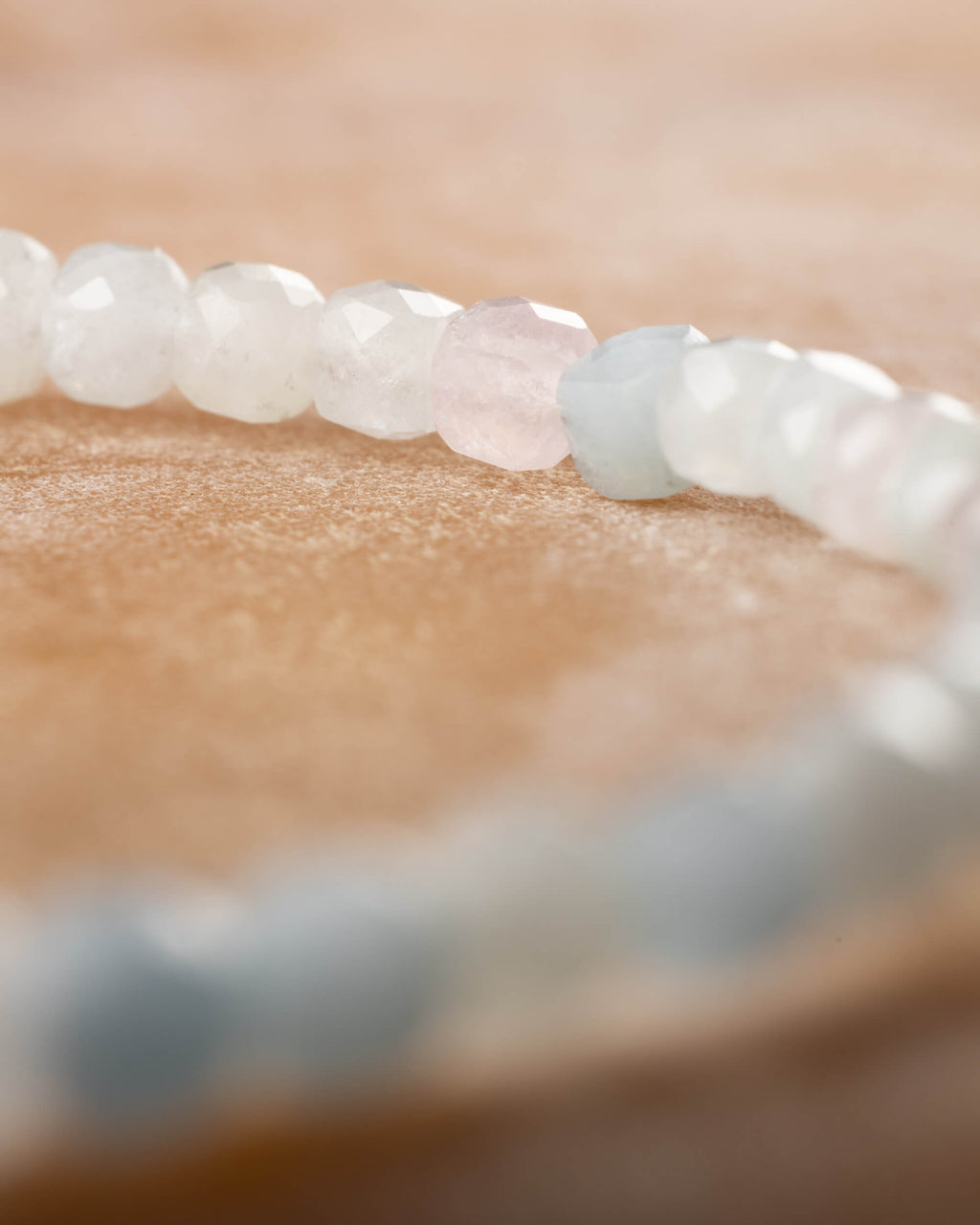 Pulsera de Morganita y Aguamarina en curva, angulo cercano de las cuentas facetadas