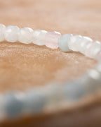 Pulsera de Morganita y Aguamarina en curva, angulo cercano de las cuentas facetadas