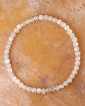 Pulsera de Labradorita blanca facetada, pieza completa en círculo sobre superficie clara