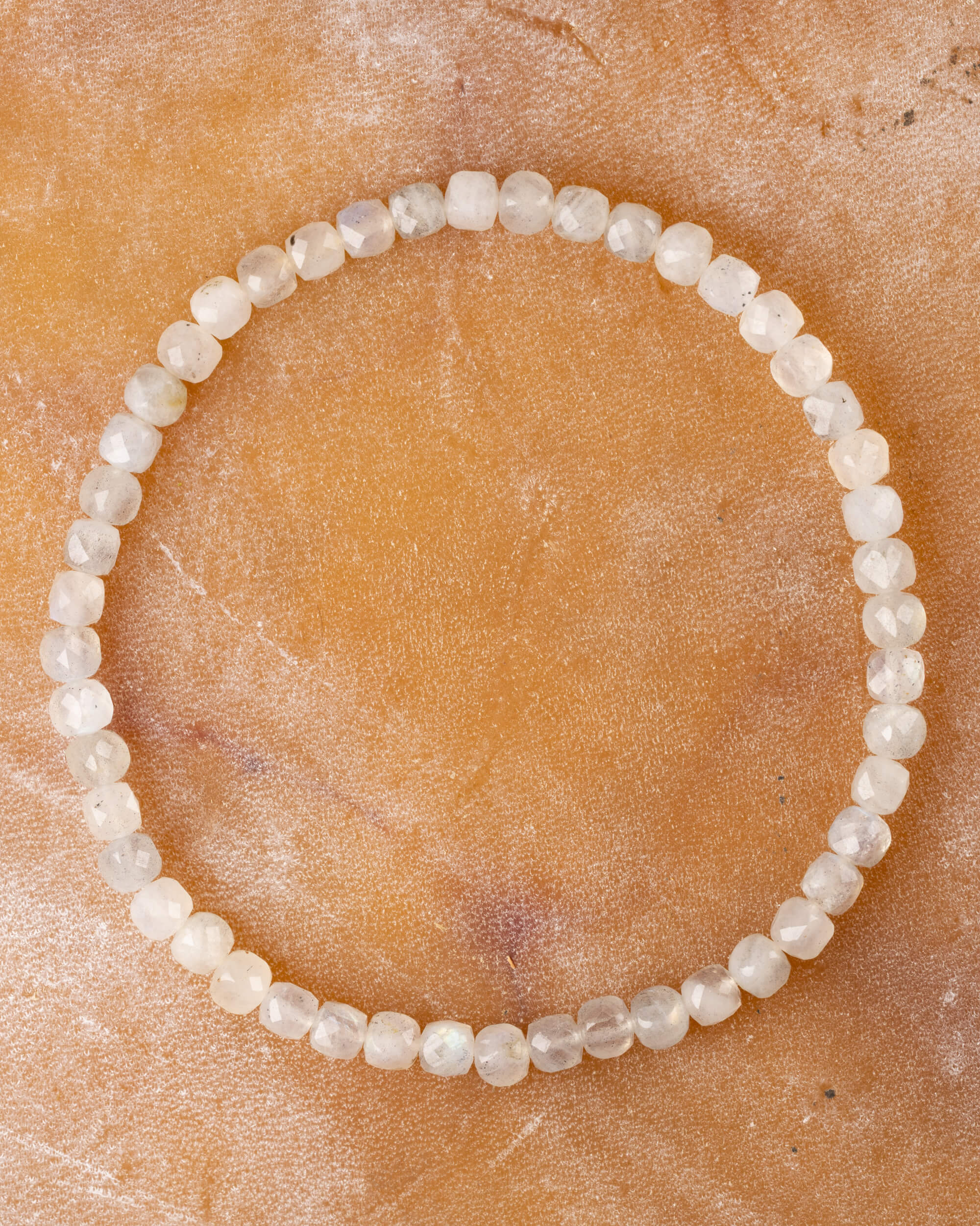 Pulsera de Labradorita blanca facetada, pieza completa en círculo sobre superficie clara