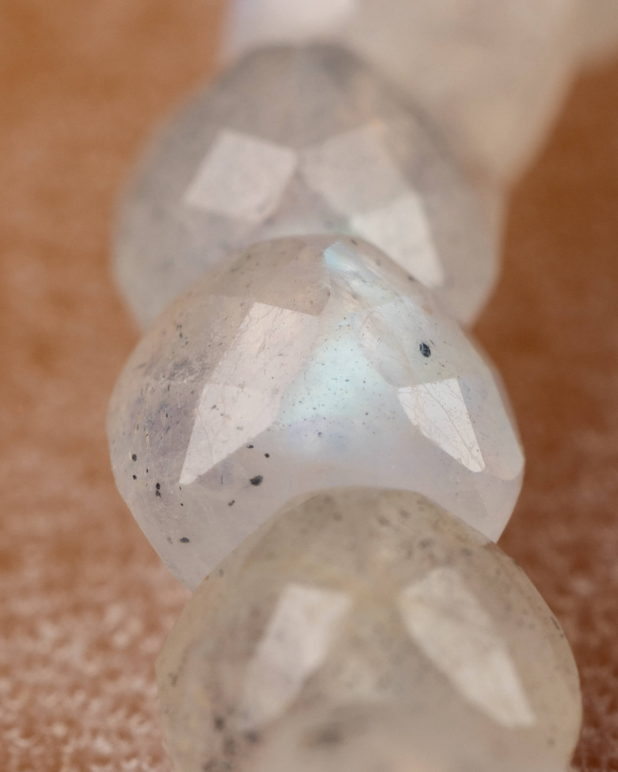 Detalle macro en primer plano de las cuentas de Labradorita blanca con destello
