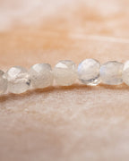 Detalle macro de las cuentas facetadas de Labradorita blanca en fila