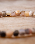 Pulsera de Ópalo Rosa en perspectiva, doble hilera de cuentas en tonos variados