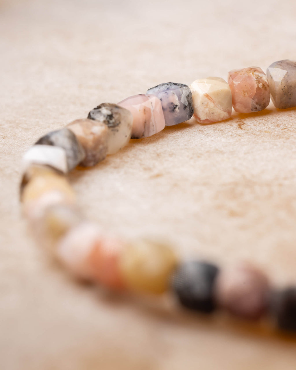Pulsera de Ópalo Rosa en perspectiva, círculo completo con tonos variados
