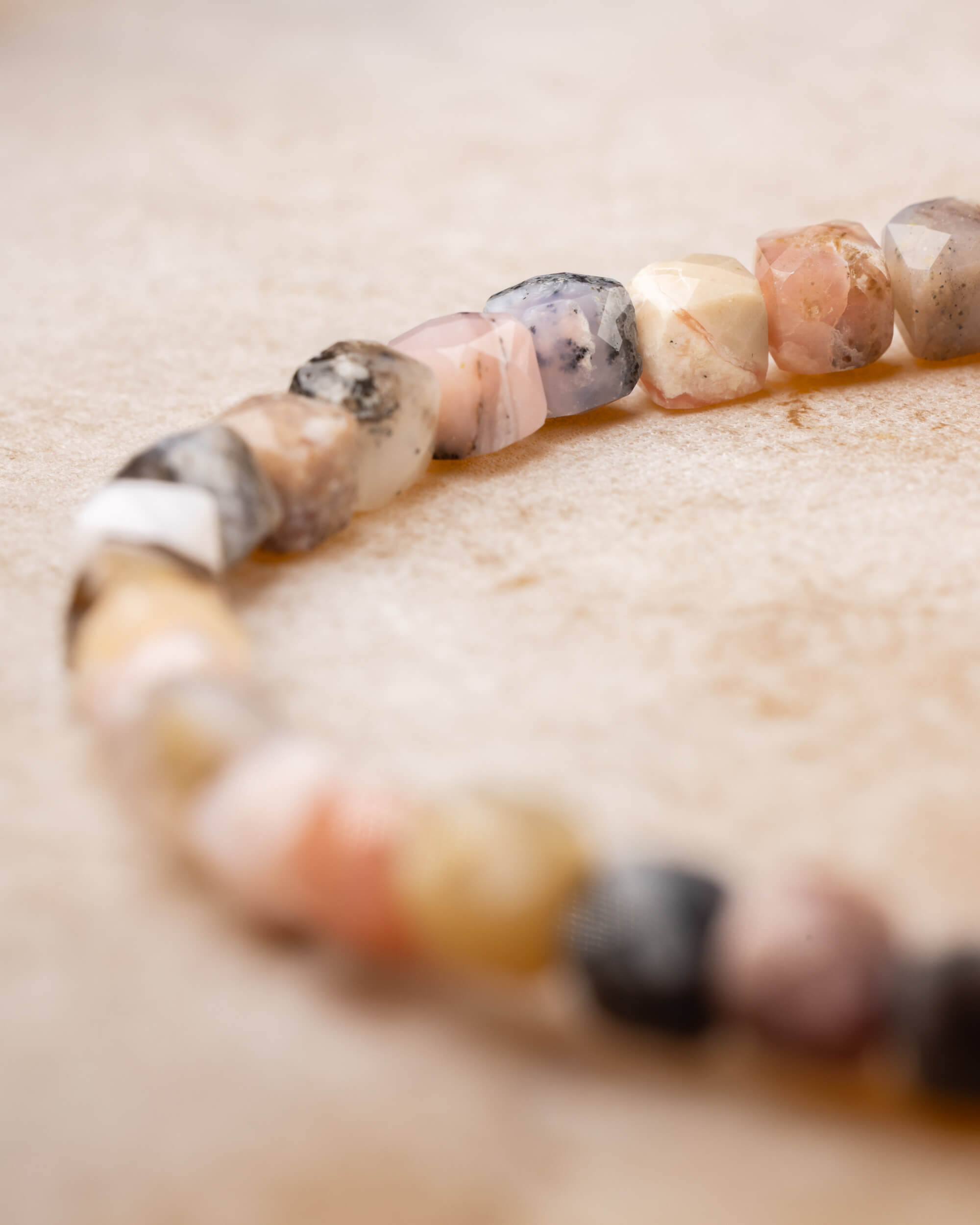 Pulsera de Ópalo Rosa en perspectiva, círculo completo con tonos variados