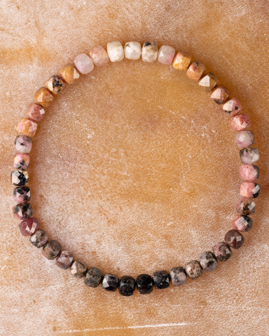 Pulsera de Rodonita Encaje Negro de 4 mm facetada, pieza completa sobre superficie