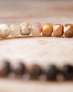 Pulsera de Rodonita en perspectiva, cuentas claras y beige al frente