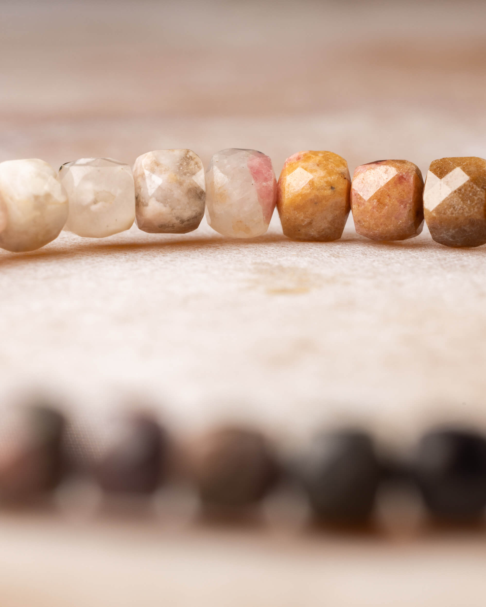 Pulsera de Rodonita en perspectiva, cuentas claras y beige al frente