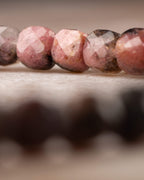 Pulsera de Rodonita en perspectiva, cuentas rosa intenso al frente