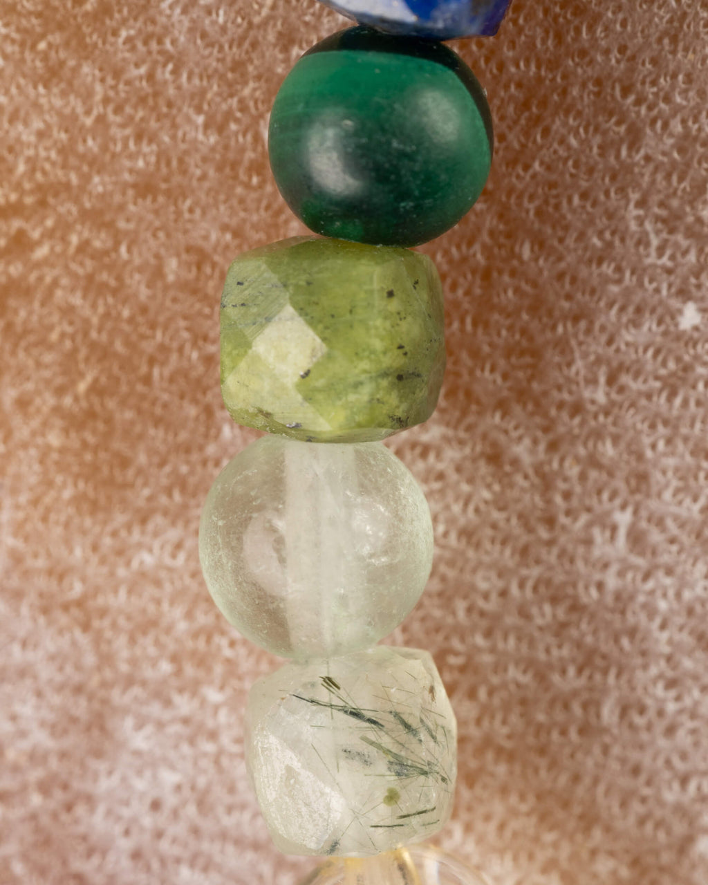 Detalle macro de las cuentas de Malaquita, Jade Verde y Prehnita
