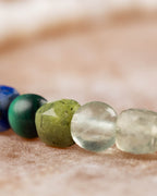 Detalle macro de las cuentas de Lapislázuli, Malaquita, Jade Verde, Prehnita y Fluorita