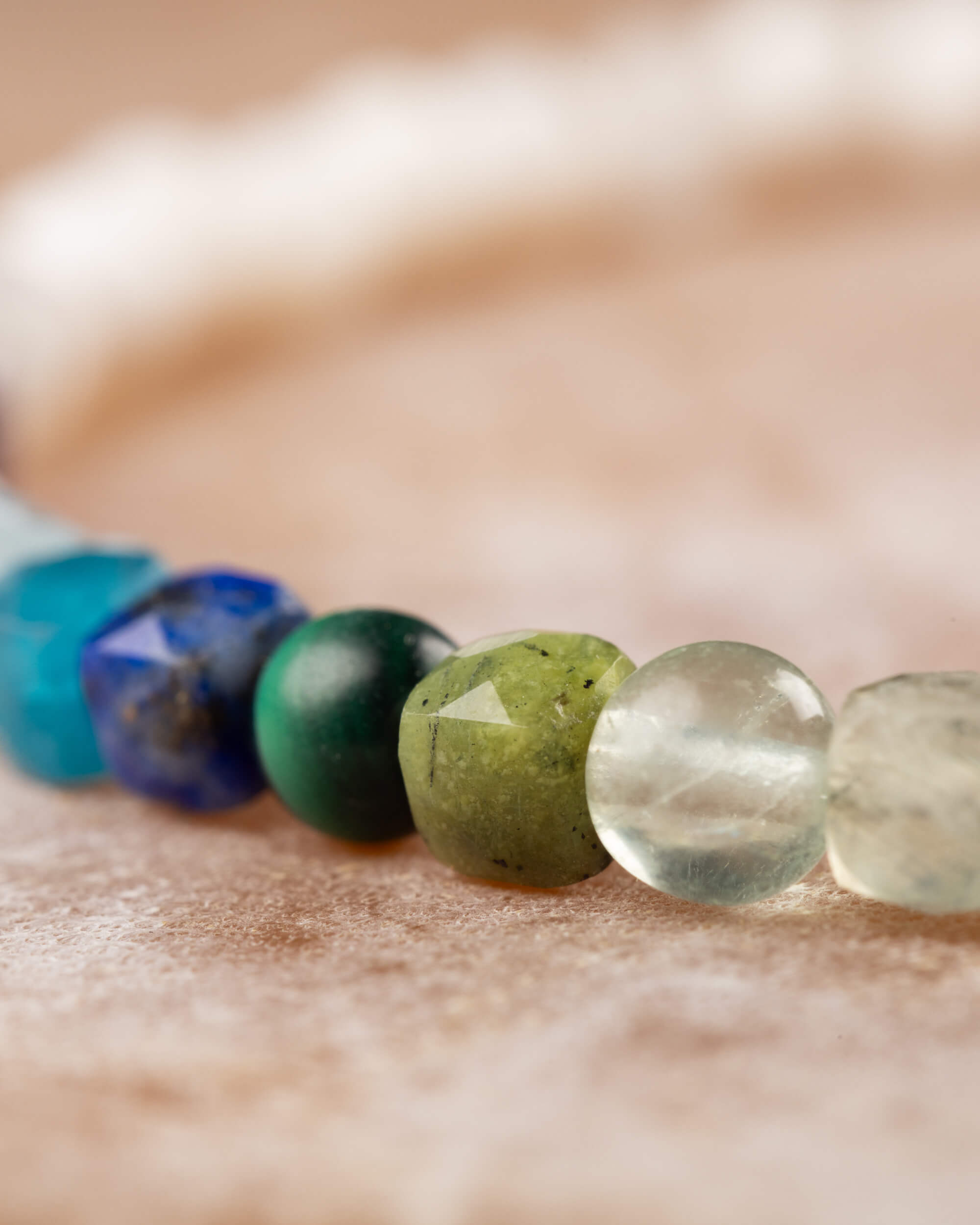 Detalle macro de las cuentas de Malaquita, Jade Verde, Prehnita y Fluorita en la pulsera Unidad