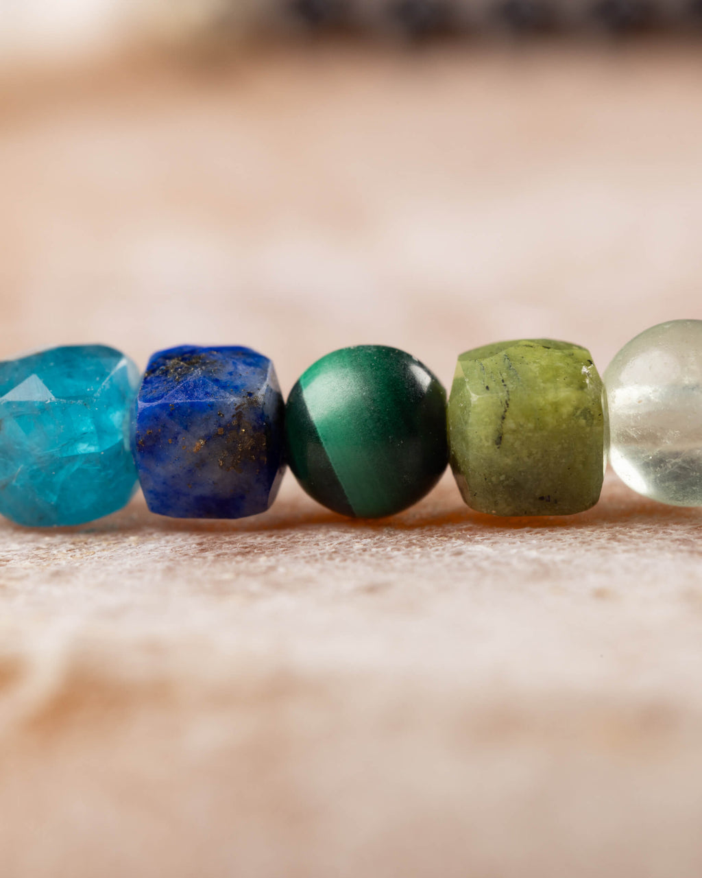 Detalle macro de las cuentas de Topacio Azul, Lapislázuli, Malaquita, Jade Verde y Fluorita