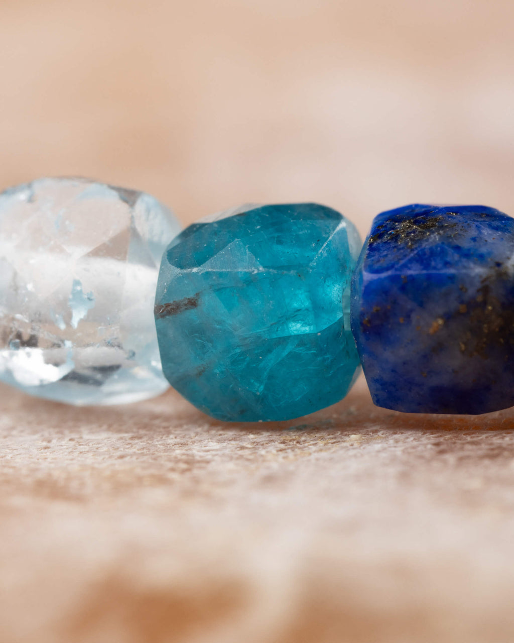 Detalle macro de las cuentas de Aguamarina, Topacio Azul y Lapislázuli en la pulsera Unidad