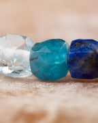 Detalle macro de las cuentas de Aguamarina, Topacio Azul y Lapislázuli en la pulsera Unidad