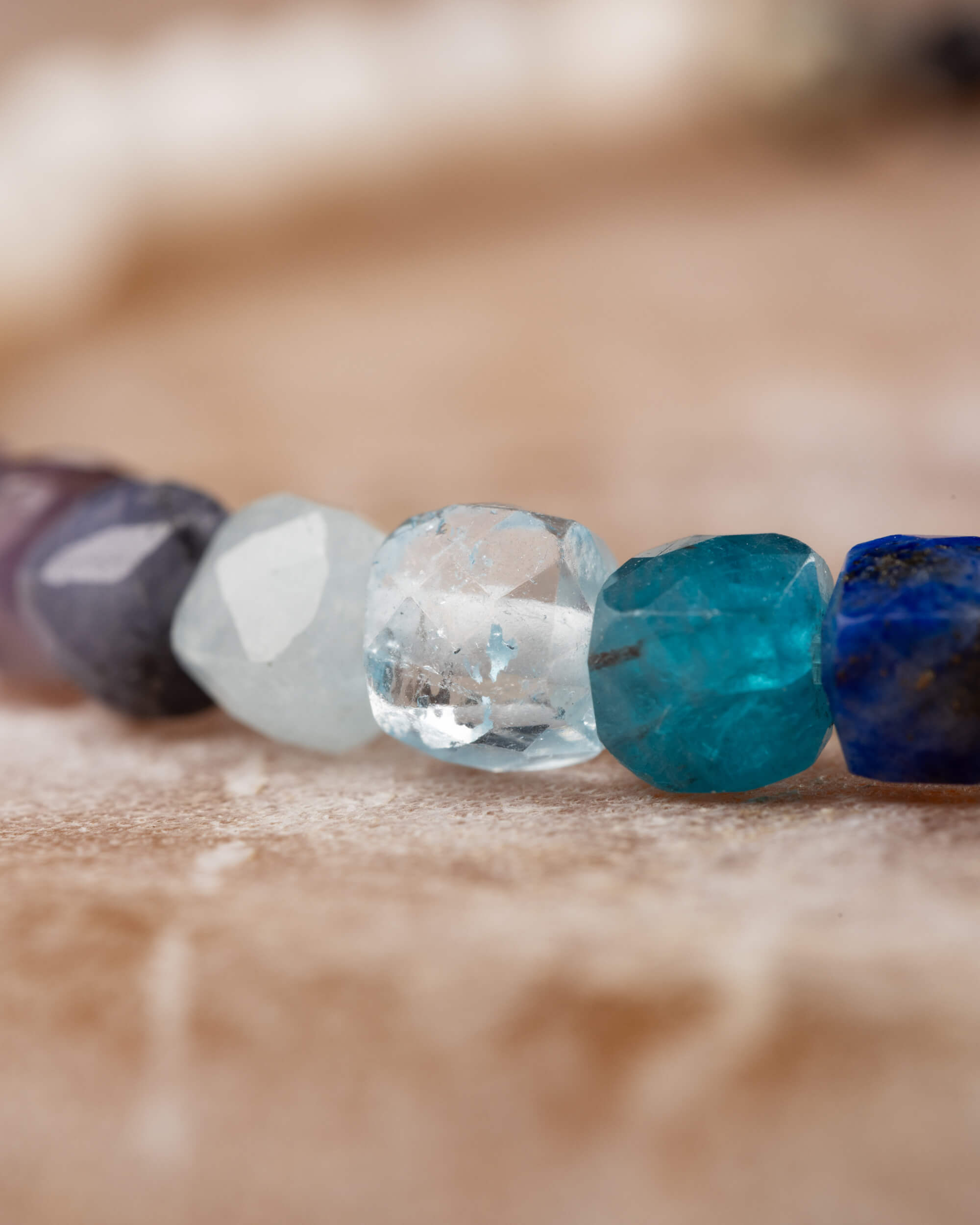 Detalle macro de las cuentas de Tanzanita, Piedra Luna, Aguamarina, Topacio Azul y Lapislázuli