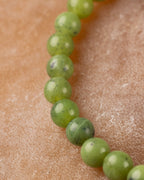 Pulsera de Jade Verde en perspectiva diagonal con cuentas en primer plano