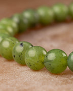Pulsera de Jade Verde en perspectiva cercana con cuentas enfocadas al frente