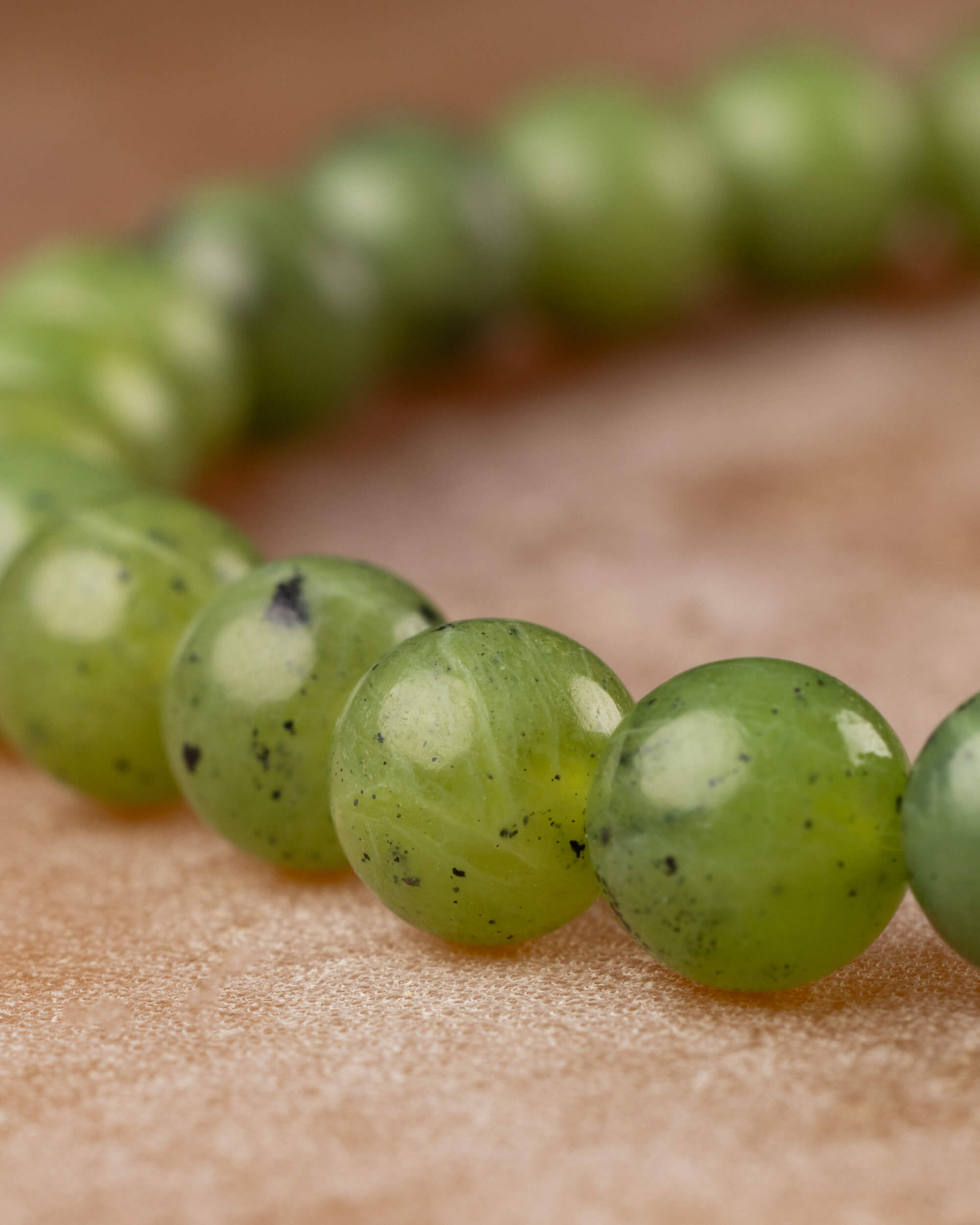 Pulsera de Jade Verde en perspectiva cercana con cuentas enfocadas al frente