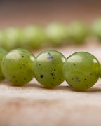Pulsera de Jade Verde en perspectiva cercana con curva de cuentas visible