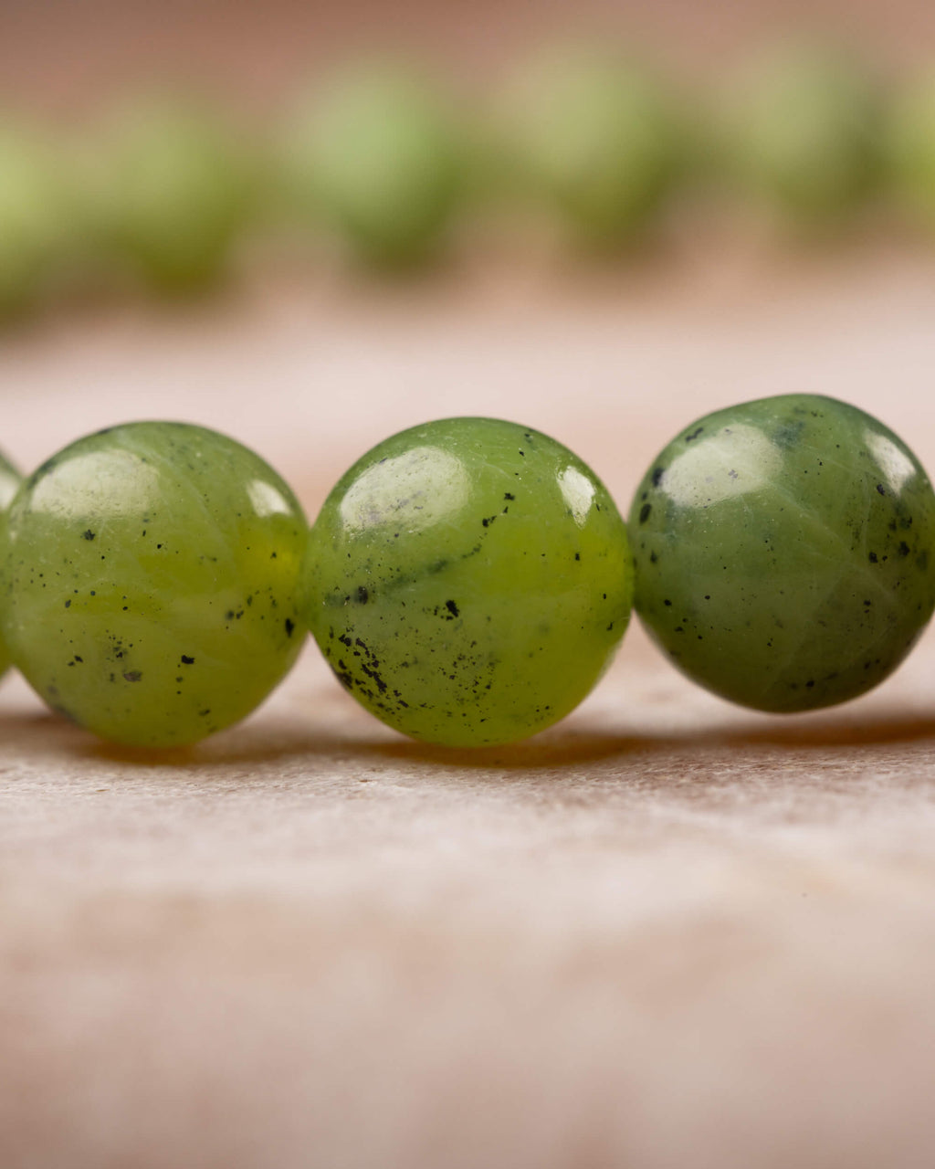 Detalle macro de las cuentas de Jade Verde con textura moteada