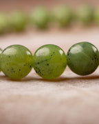Detalle macro de las cuentas de Jade Verde con textura moteada
