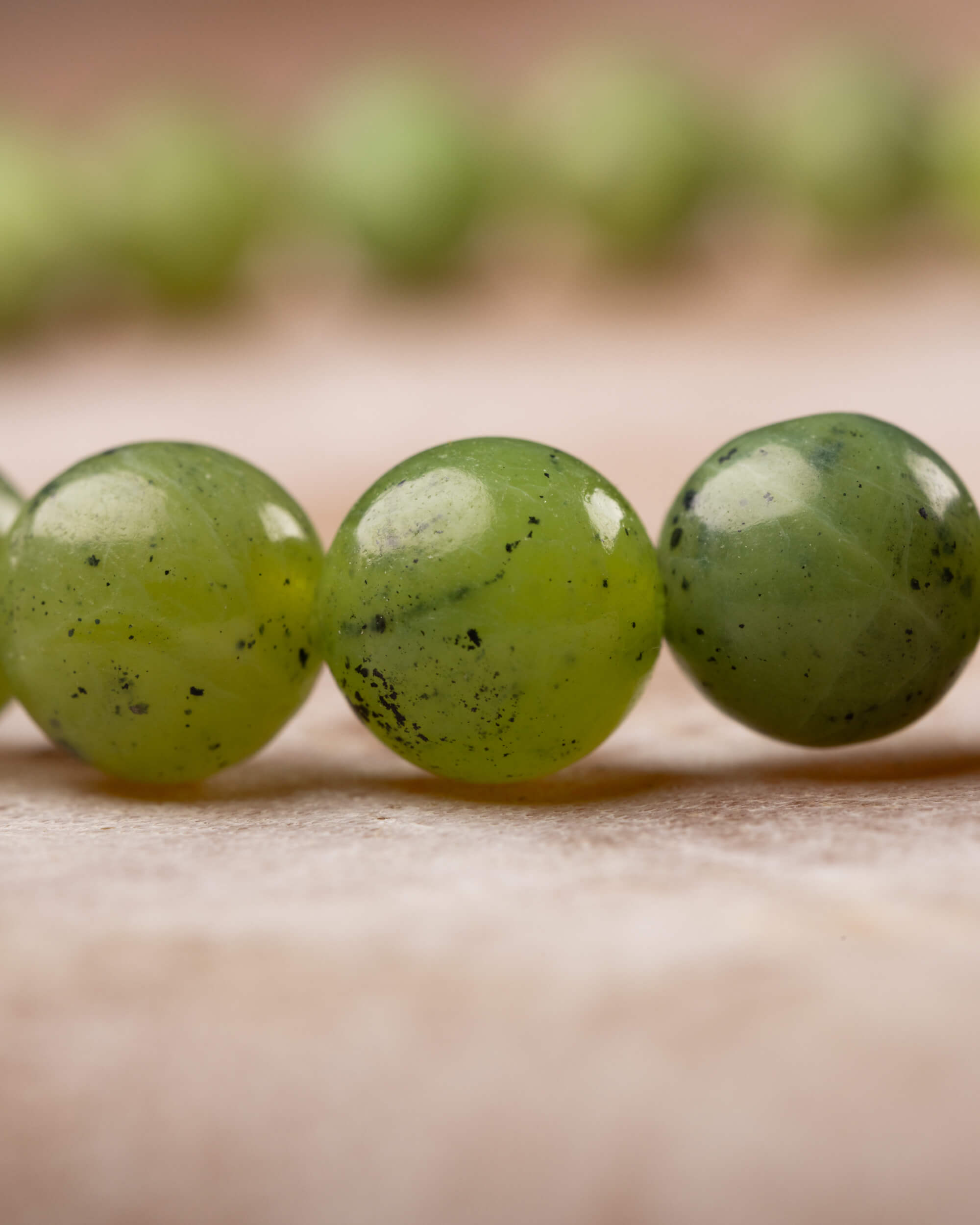 Detalle macro de las cuentas de Jade Verde con textura moteada