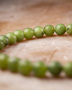 Pulsera de Jade Verde en perspectiva curva con cuentas en primer y segundo plano