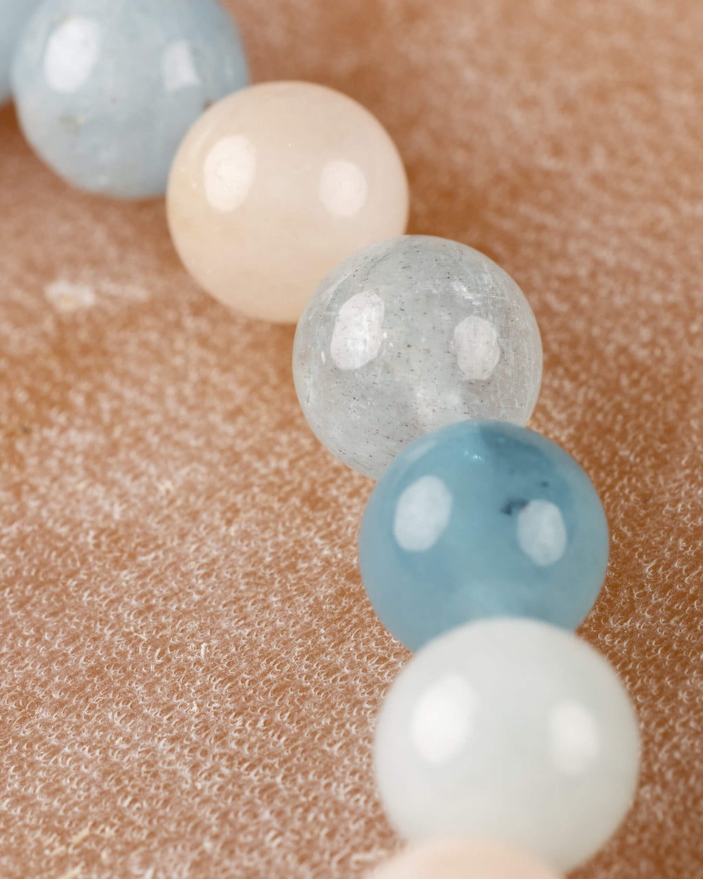 Detalle macro de cuentas de Berilos con tonos rosa morganita y azul aguamarina