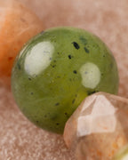 Detalle cercano de una cuenta de Jade Verde con inclusiones oscuras