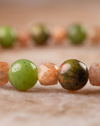 Detalle cercano del Jade Verde junto al Jaspe Unakita y la faceta de Piedra Sol