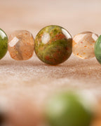 Detalle macro del Jaspe Unakita entre las facetas de Piedra Sol y el Jade Verde