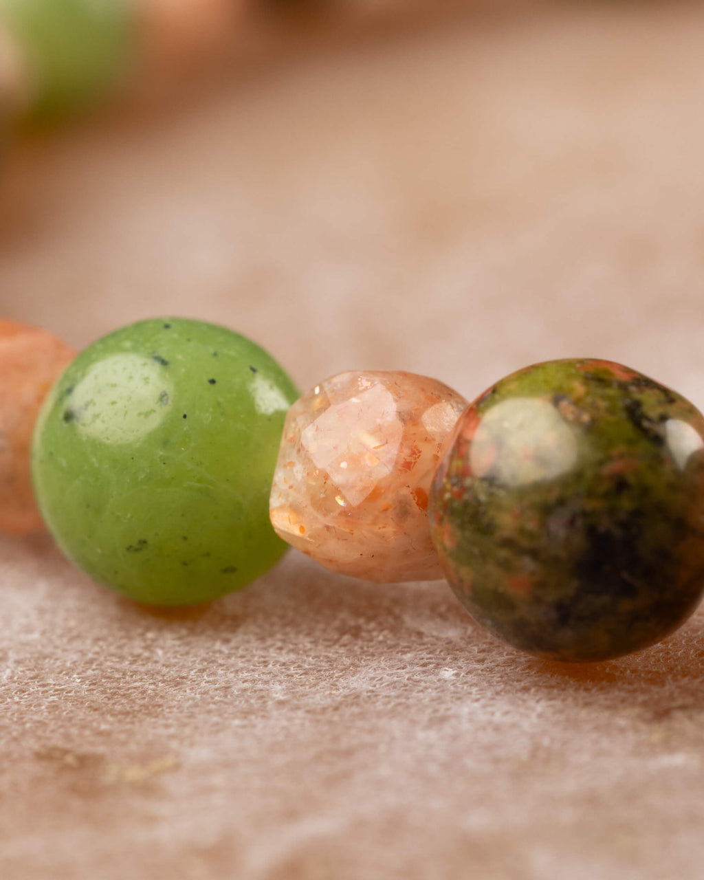 Cuentas de Jade Verde, Piedra Sol y Jaspe Unakita en primer plano