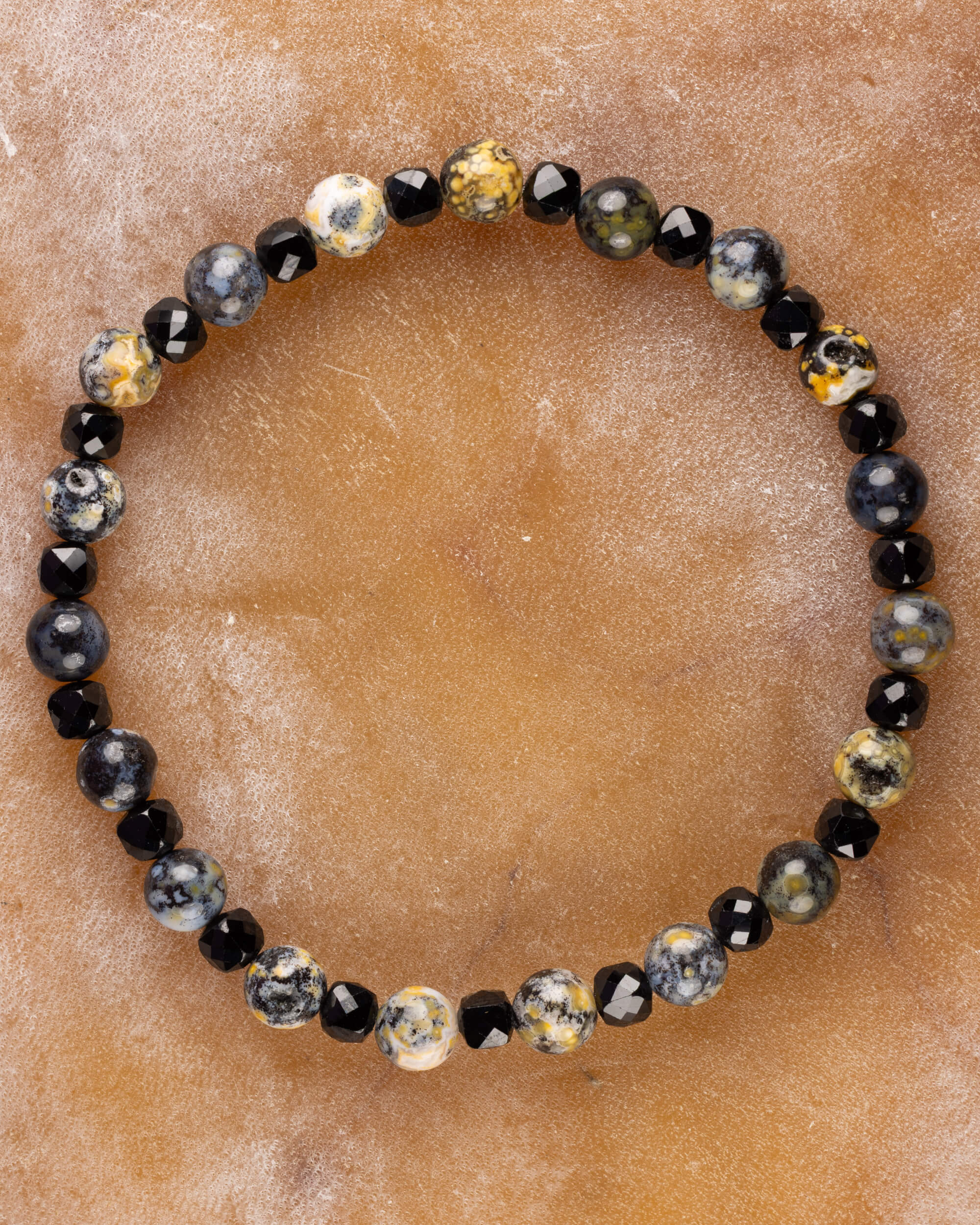 Pulsera de Espinela Negra y Jaspe Oceánico, pieza completa en círculo