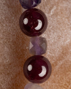 Detalle macro vertical de Granate Estrella con la faceta violeta de Amatista