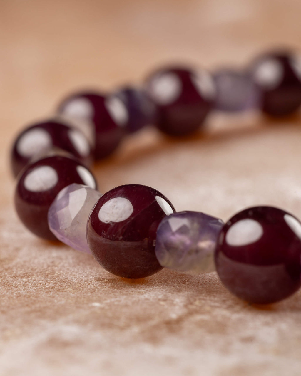Detalle cercano de Granate Estrella entre las facetas violeta de la Amatista