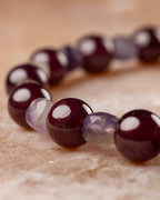 Detalle cercano de Granate Estrella entre las facetas violeta de la Amatista