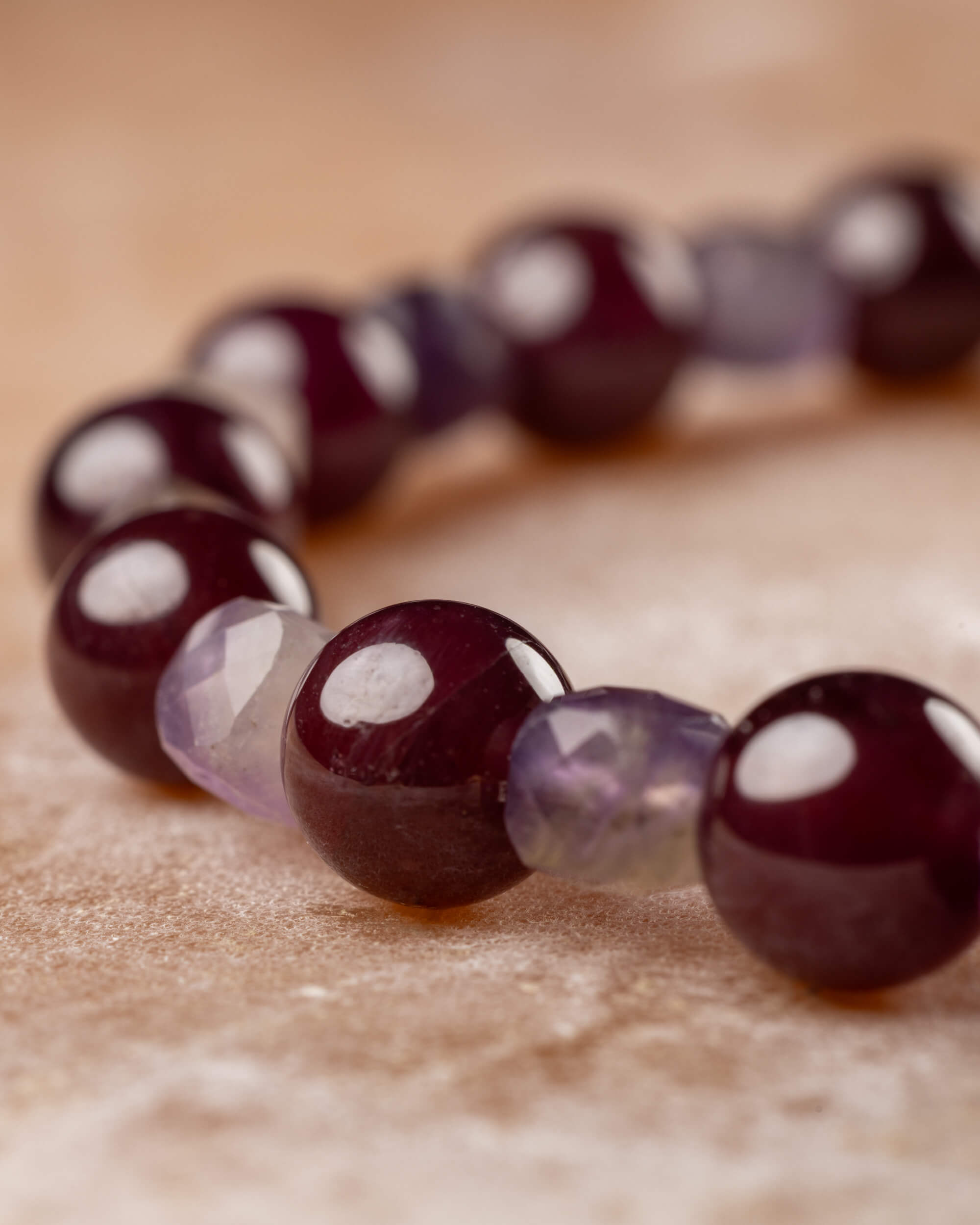 Detalle cercano de Granate Estrella entre las facetas violeta de la Amatista