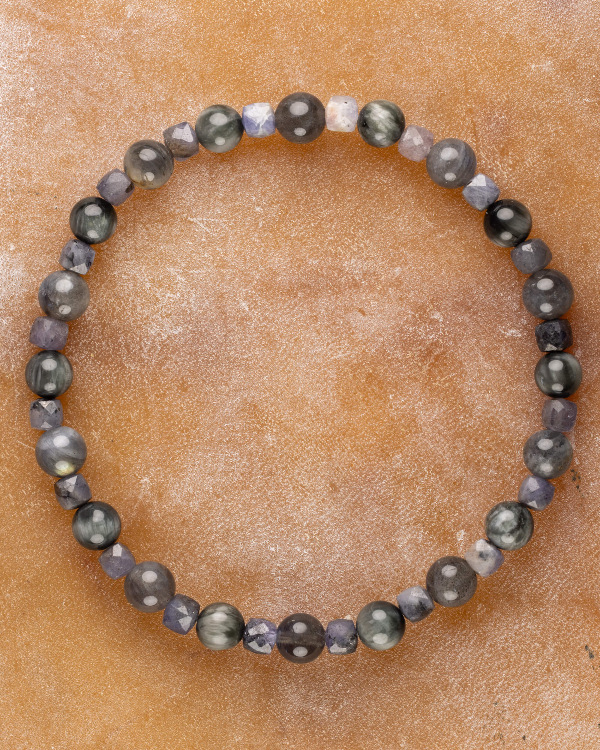 Pulsera de Labradorita, Tanzanita y Ojo de Halcón, pieza completa en círculo