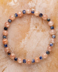 Pulsera de Piedra Sol y Sodalita, pieza completa en círculo sobre superficie clara
