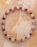 Pulsera de Piedra Sol y Sodalita, pieza completa en círculo sobre superficie clara