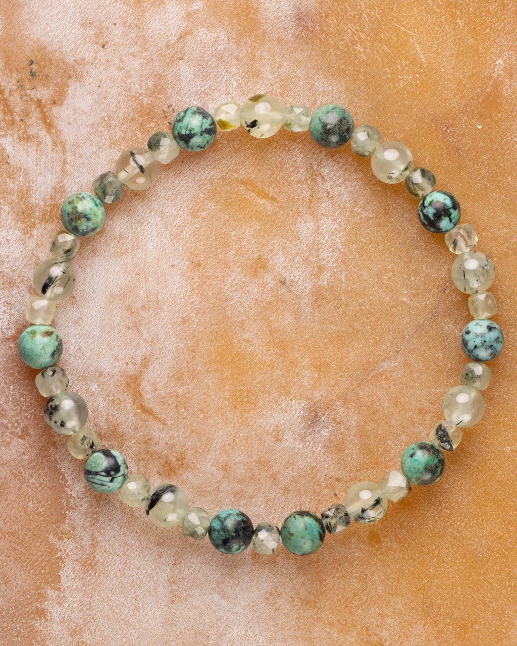 Pulsera de Turquesa Africana y Prehnita, pieza completa sobre superficie clara