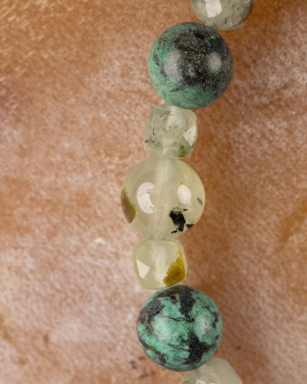 Macro de pulsera con esferas de Turquesa Africana y cuentas facetadas de Prehnita