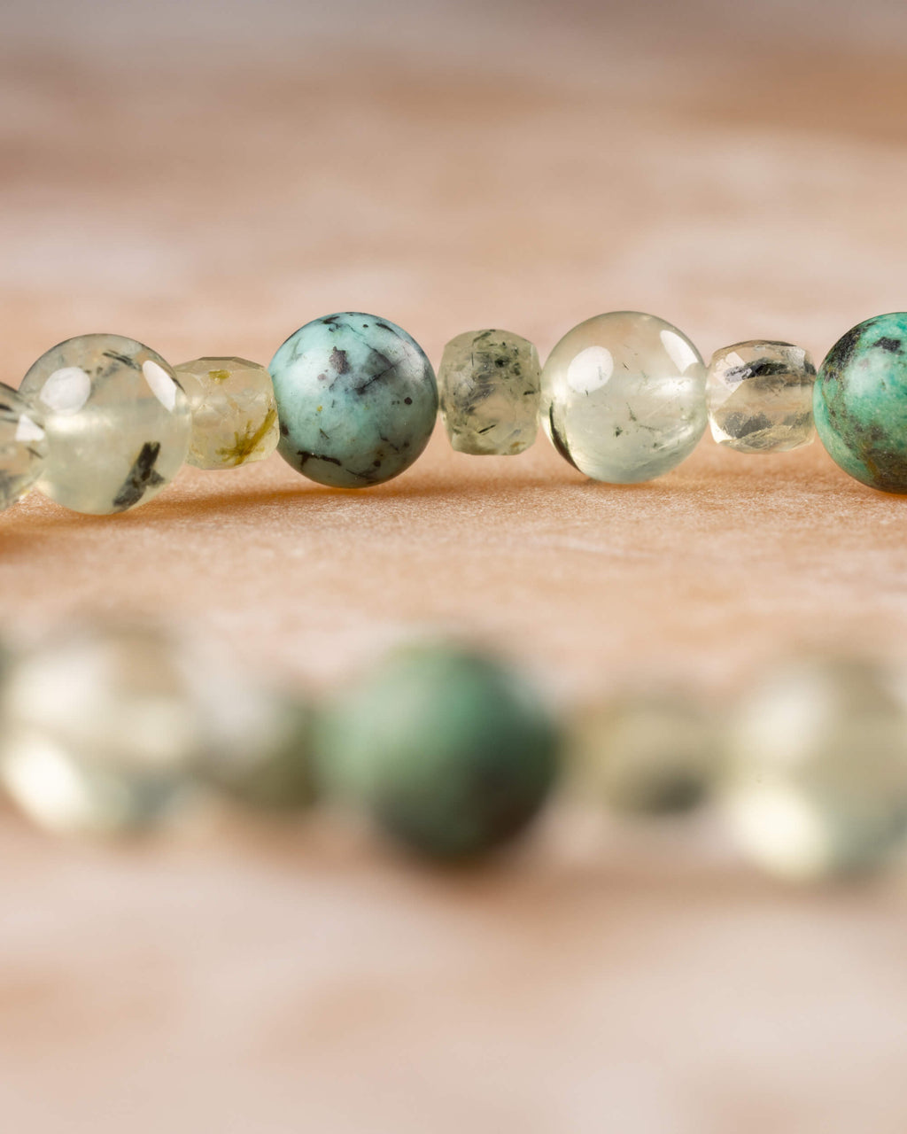 Detalle macro de las cuentas de Turquesa Africana y Prehnita en la pulsera