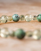 Detalle macro de las cuentas de Turquesa Africana y Prehnita en la pulsera