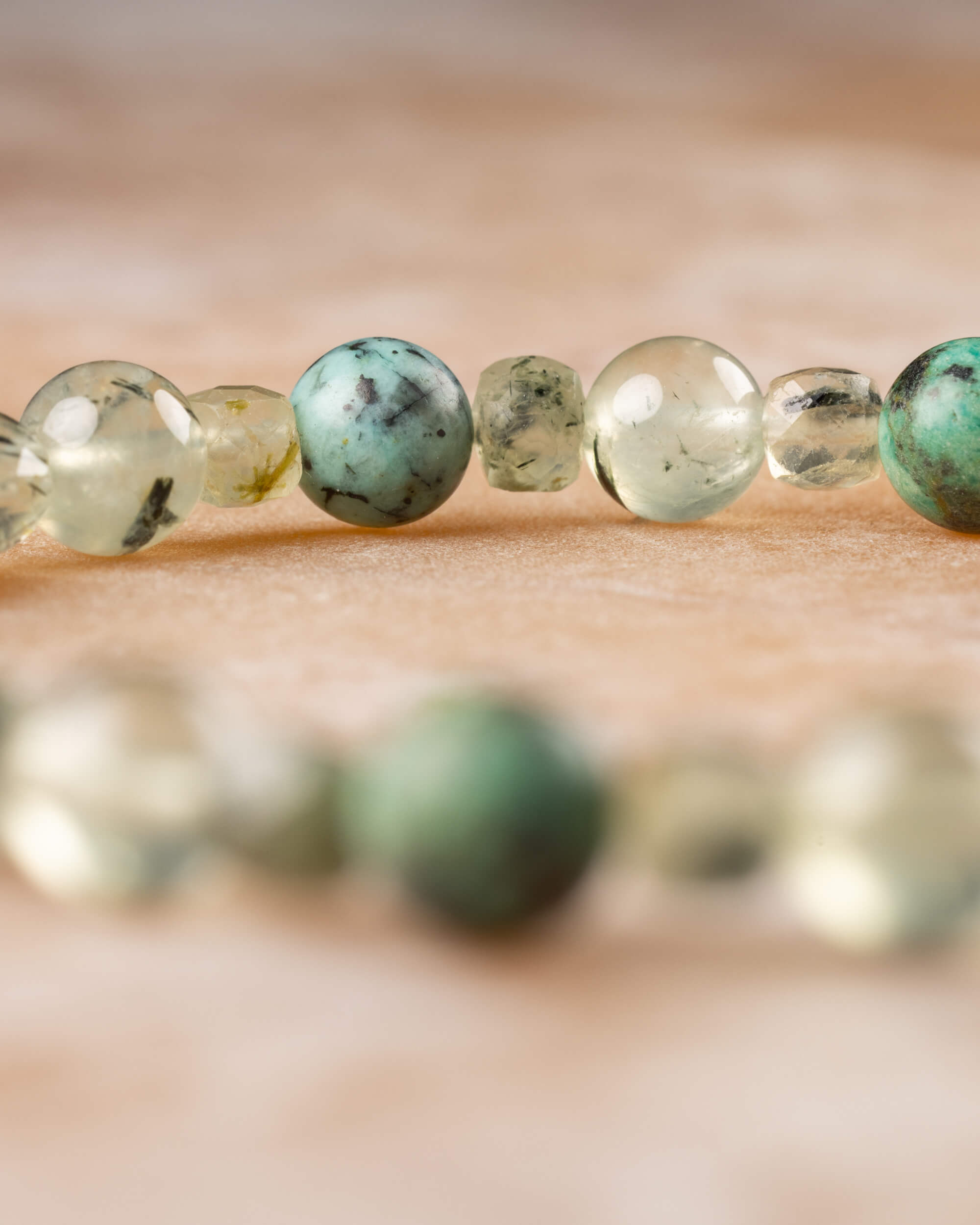 Detalle macro de las cuentas de Turquesa Africana y Prehnita en la pulsera