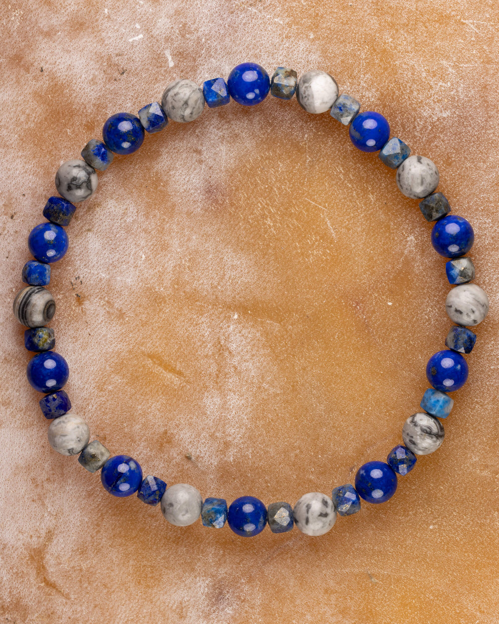 Pulsera de Lapislázuli y Jaspe Mapa, pieza completa sobre superficie clara